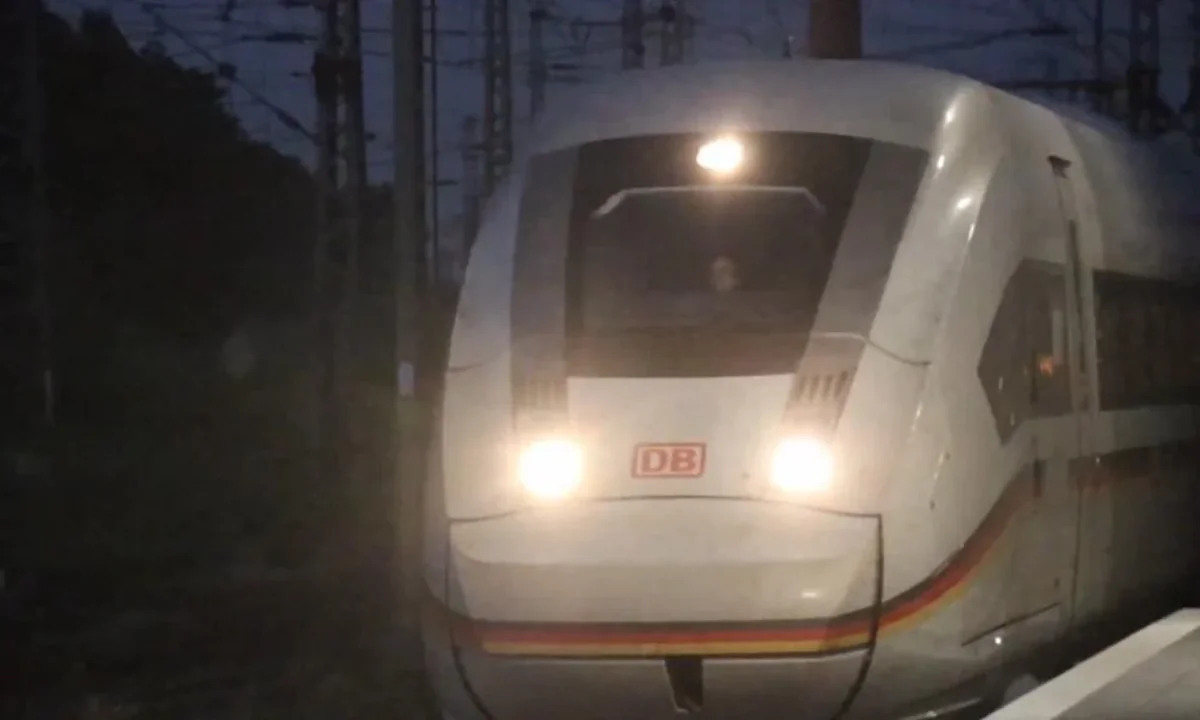В Германии 12 человек пострадали от взрыва петарды в вагоне скоростного поезда