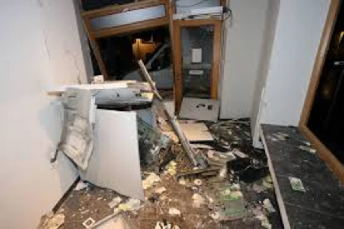 В Праге взорвали два банкомата возле торгового центра