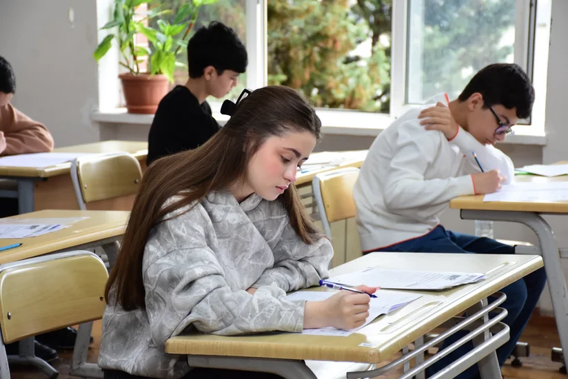 Buraxılış imtahanı keçirilib, 4 şagirddə telefon aşkarlanıb - YENİLƏNİB