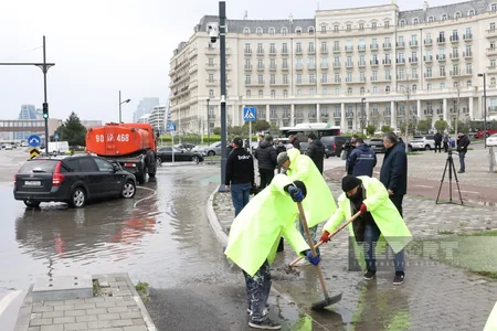 В Баку ведутся работы по устранению последствий ливня на одном из проспектов