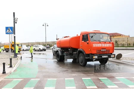 В Баку ведутся работы по устранению последствий ливня на одном из проспектов