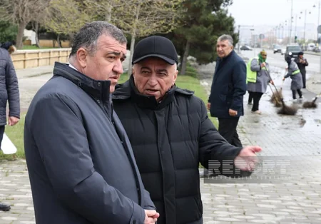 В Баку ведутся работы по устранению последствий ливня на одном из проспектов