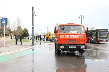 В Баку ведутся работы по устранению последствий ливня на одном из проспектов
