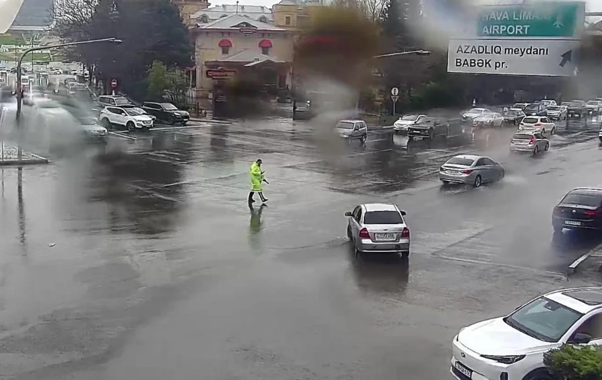 NİİM: Yağışa görə bəzi ərazilərdə nəqliyyatın hərəkəti çətinləşib, sıxlıq yaranıb