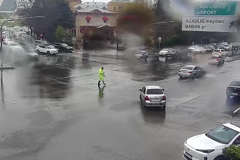 NİİM: Yağışa görə bəzi ərazilərdə nəqliyyatın hərəkəti çətinləşib, sıxlıq yaranıb