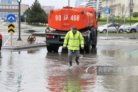 В Баку ведутся работы по устранению последствий ливня на одном из проспектов