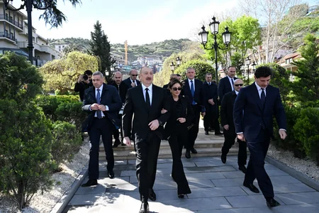İlham Əliyev Tbilisidə Ümummilli Lider Heydər Əliyevin abidəsini ziyarət edib