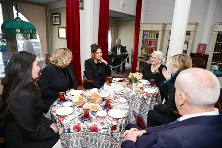 Mehriban Əliyeva Tbilisidə Mirzə Fətəli Axundzadə adına Azərbaycan Mədəniyyəti Muzeyi ilə tanış olub