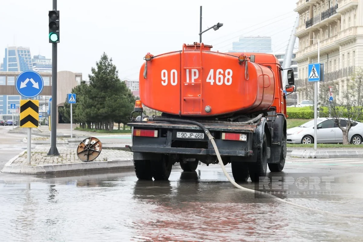 В Баку ведутся работы по устранению последствий ливня на одном из проспектов