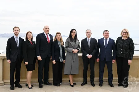 Litvanın Baş naziri Bakıda şəhidlərin xatirəsini anıb