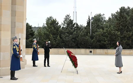 Litvanın Baş naziri Bakıda şəhidlərin xatirəsini anıb