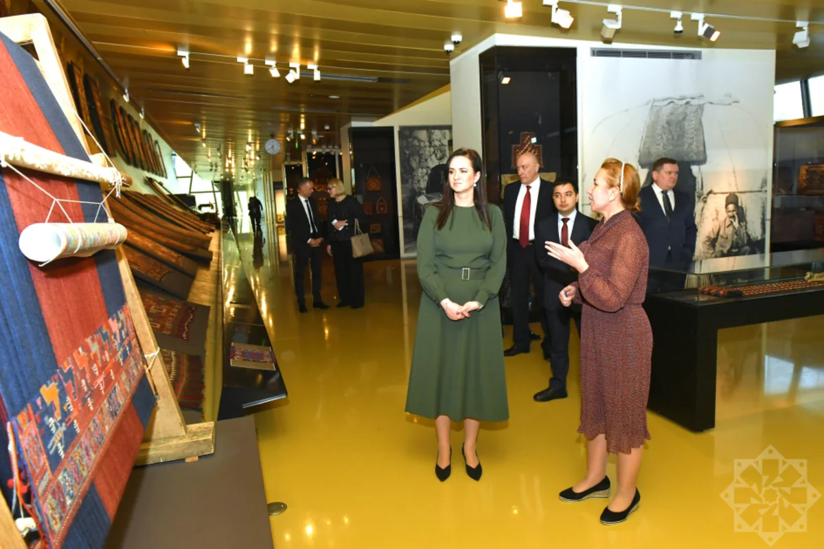 Litvanın Baş naziri Milli Xalça Muzeyini ziyarət edib