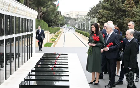 Litvanın Baş naziri Bakıda şəhidlərin xatirəsini anıb