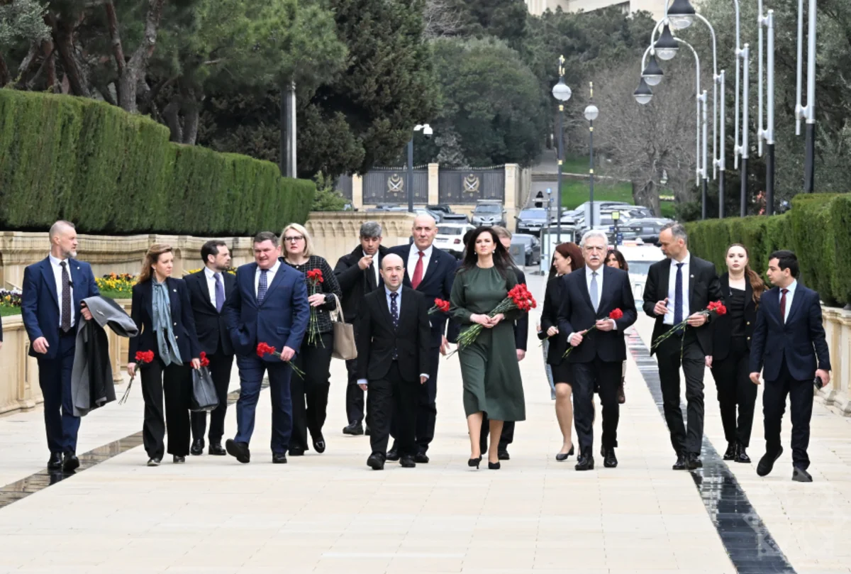 Litvanın Baş naziri Bakıda şəhidlərin xatirəsini anıb