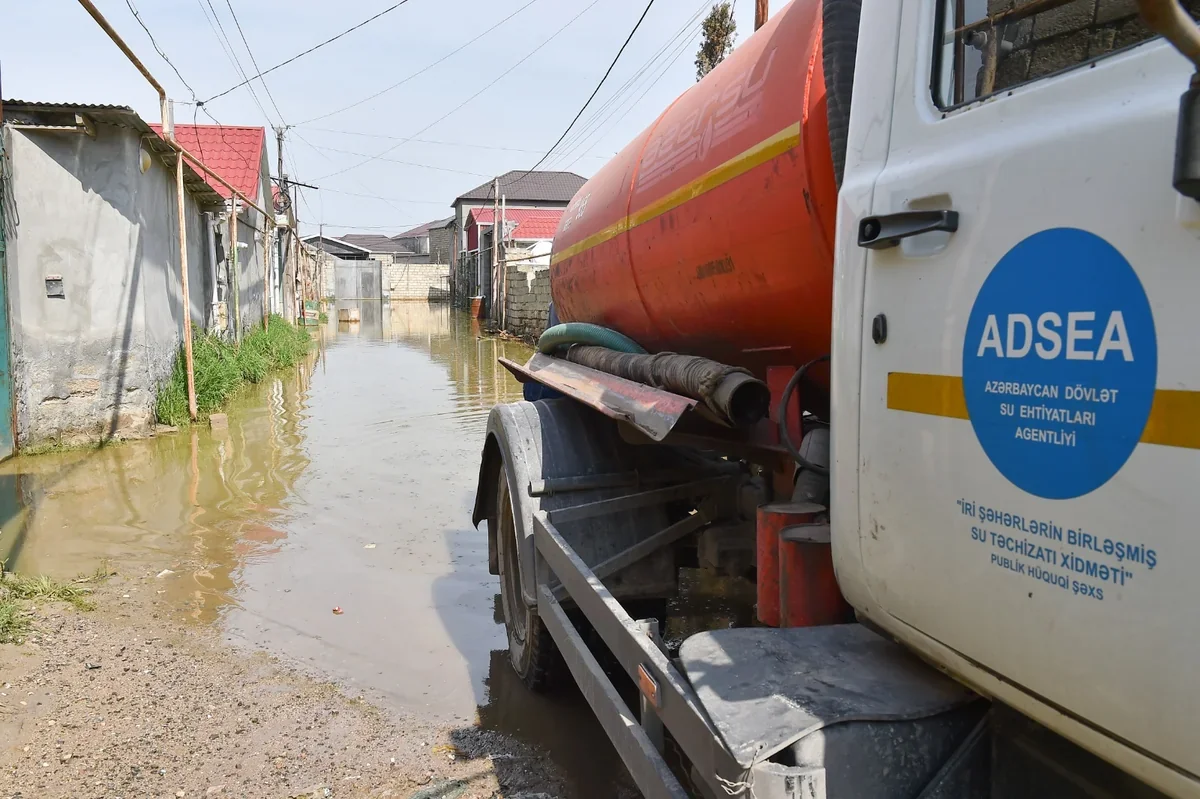 ADSEA-nın tabeli qurumları ərazilərdə yığılan yağış sularının kənarlaşdırılması işlərini davam etdirir