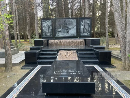 Xalq rəssamı Tahir Salahovun qəbirüstü abidəsi ucaldılıb
