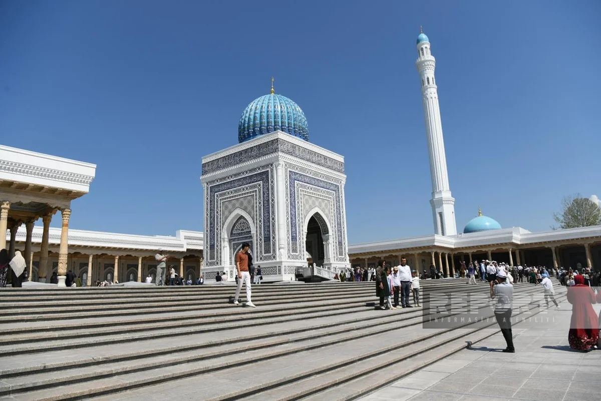Özbəkistandakı elmi konfrans iştirakçıları İmam Buxari məqbərəsini ziyarət ediblər