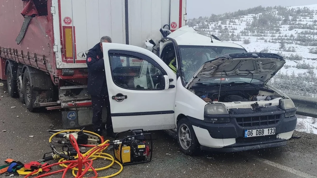 Ərzurumda zəncirvari avtoqəzada biri uşaq olmaqla iki nəfər ölüb