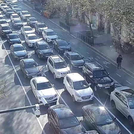 Bakının bir sıra yollarında nəqliyyatın sıxlığı müşahidə olunur