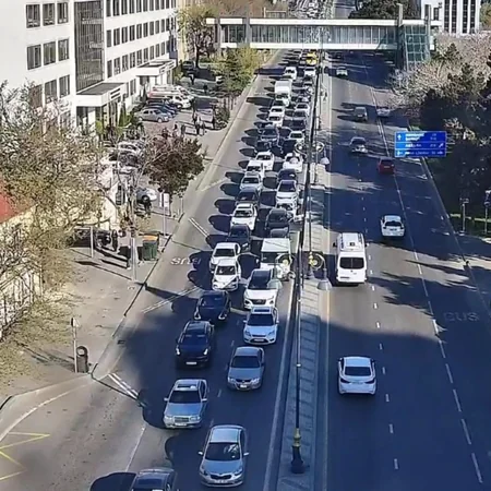 Bakının bir sıra yollarında nəqliyyatın sıxlığı müşahidə olunur