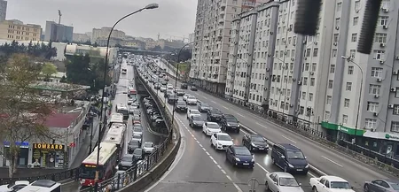 Bakının bir sıra yollarında nəqliyyatın sıxlığı yaranıb