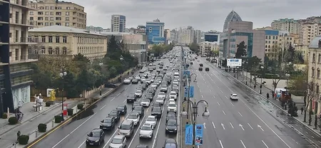 Bakının bir sıra yollarında nəqliyyatın sıxlığı yaranıb