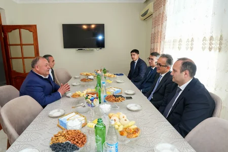 Ramin Məmmədov Bərdədə Seyid Yəhya Bakuvi təqaüdünün qalibi olan tələbənin ailəsini ziyarət edib