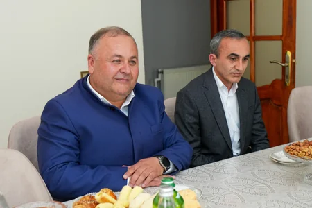 Ramin Məmmədov Bərdədə Seyid Yəhya Bakuvi təqaüdünün qalibi olan tələbənin ailəsini ziyarət edib