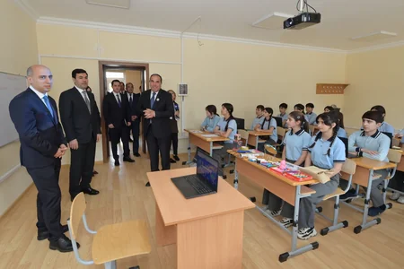 Emin Əmrullayev Xaçmazda tədris prosesi ilə tanış olub, tapşırıqlar verib