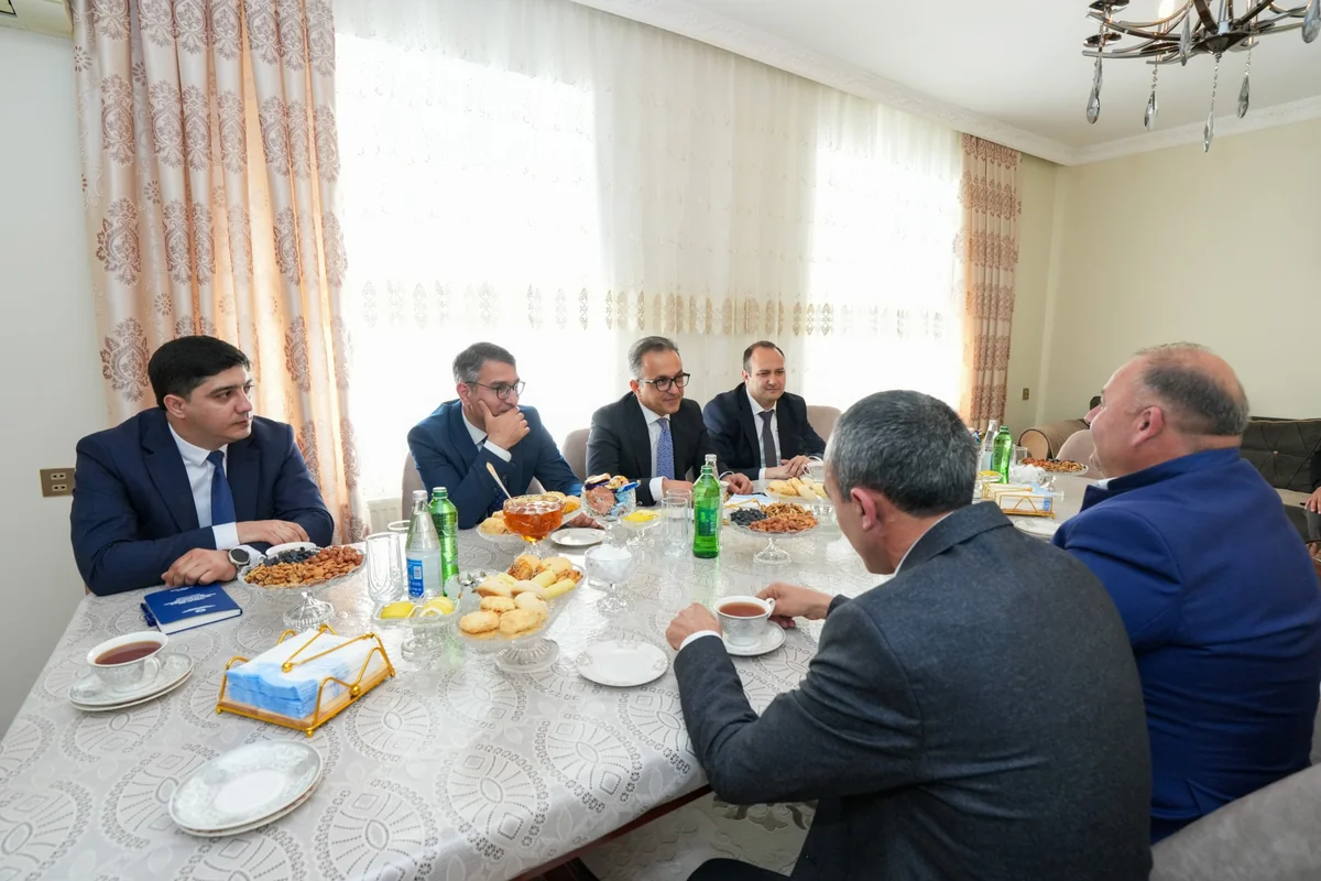 Ramin Məmmədov Bərdədə Seyid Yəhya Bakuvi təqaüdünün qalibi olan tələbənin ailəsini ziyarət edib