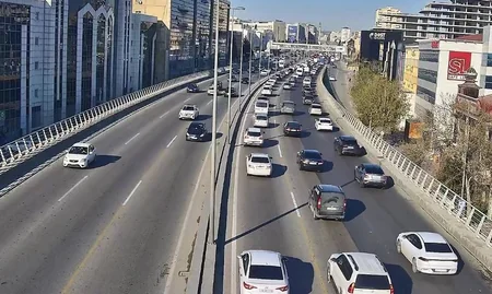 Bakının bir sıra yollarında nəqliyyatın sıxlığı yaranıb