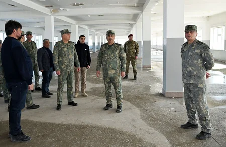 Zakir Həsənov azad edilən ərazilərdə hərbi hissələrdə görülən işlərlə tanış olub