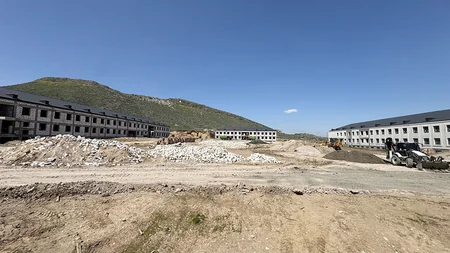 Zakir Həsənov azad edilən ərazilərdə hərbi hissələrdə görülən işlərlə tanış olub