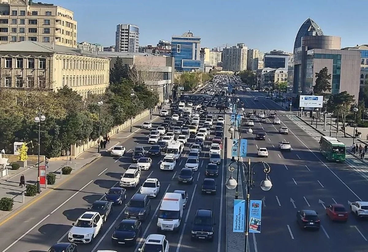 Bakının bir sıra yollarında nəqliyyatın sıxlığı yaranıb