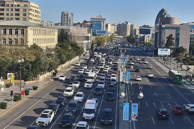 В Баку на ряде улиц и проспектов затруднено движение транспорта