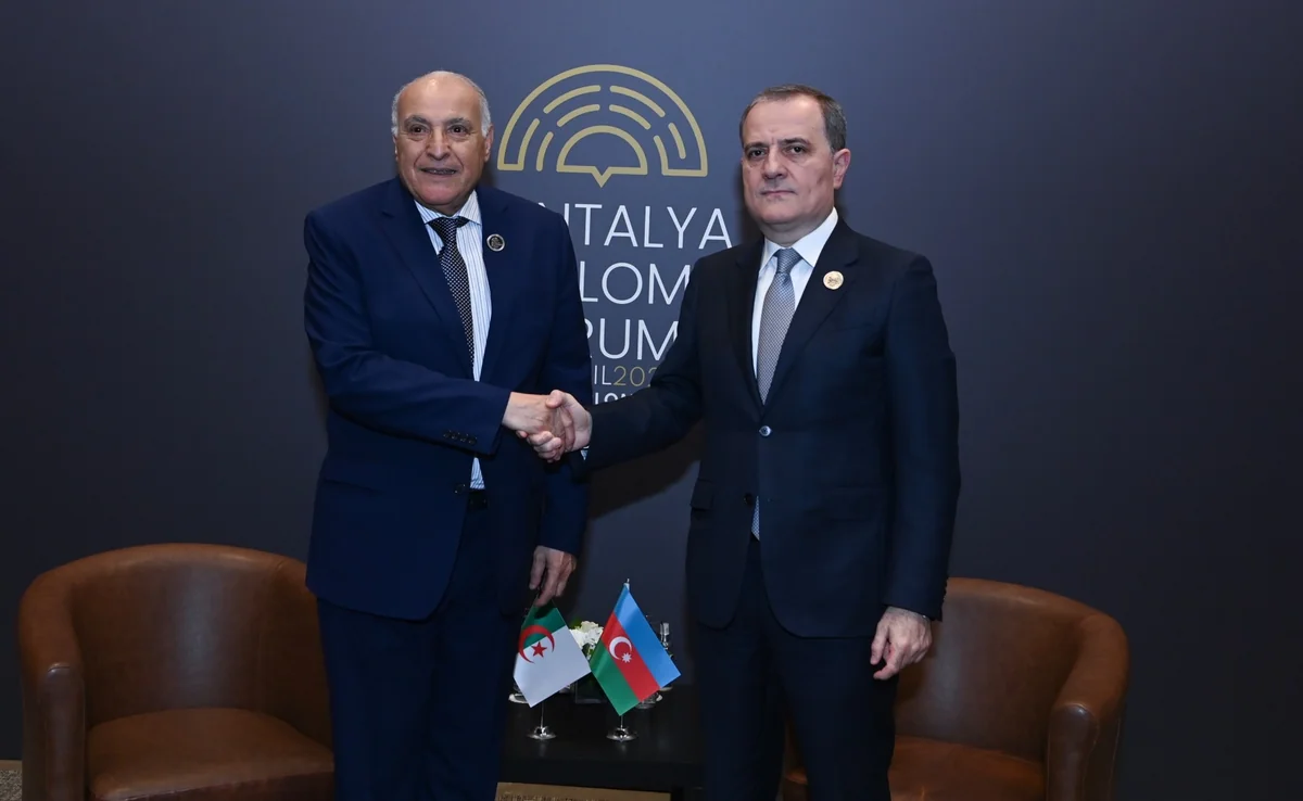 Ceyhun Bayramov əlcəzairli həmkarı ilə Yaxın Şərqdəki gərginliyi müzakirə edib