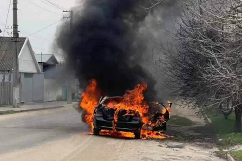 При ударе дрона по автомобилю в Херсоне один человек погиб, двое ранены