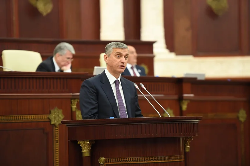 Вюгар Гюльмамедов представляет в Милли Меджлисе отчет Счетной палаты