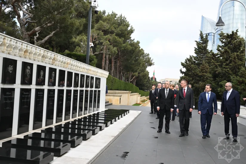 Latvian president visits Alley of Martyrs in Baku