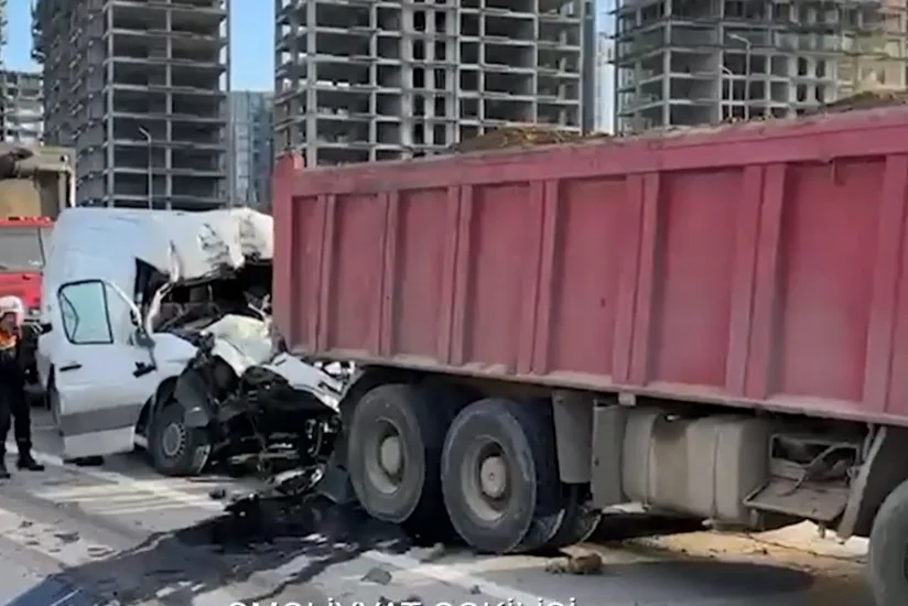 Bakıda yük maşınları toqquşub, sürücü xilas edilib