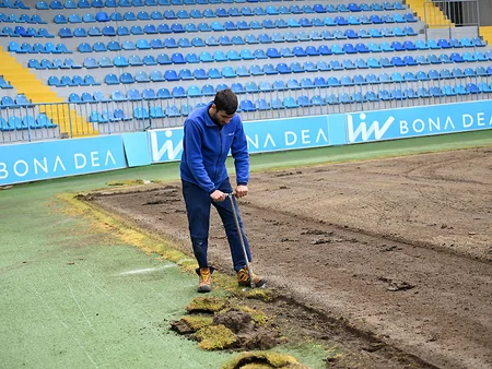Liv Bona Dea Arenada təbii ot örtüyünün yenilənməsi üçün renovasiya işləri başlayıb