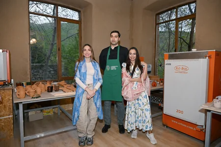 Leyla Əliyeva və Arzu Əliyeva Şəkidə ABAD Keramika və Tətbiqi Sənət Mərkəzi ilə tanış olublar