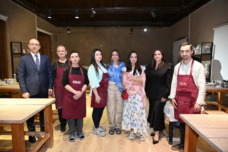 Leyla Əliyeva və Arzu Əliyeva Şəkidə ABAD Keramika və Tətbiqi Sənət Mərkəzi ilə tanış olublar