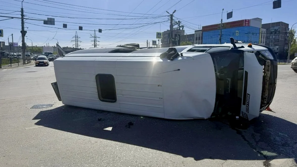 В Астрахани в аварии с маршруткой пострадали 9 человек