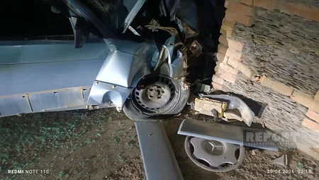 Tovuzda avtomobil divara çırpılıb, üç nəfər xəsarət alıb