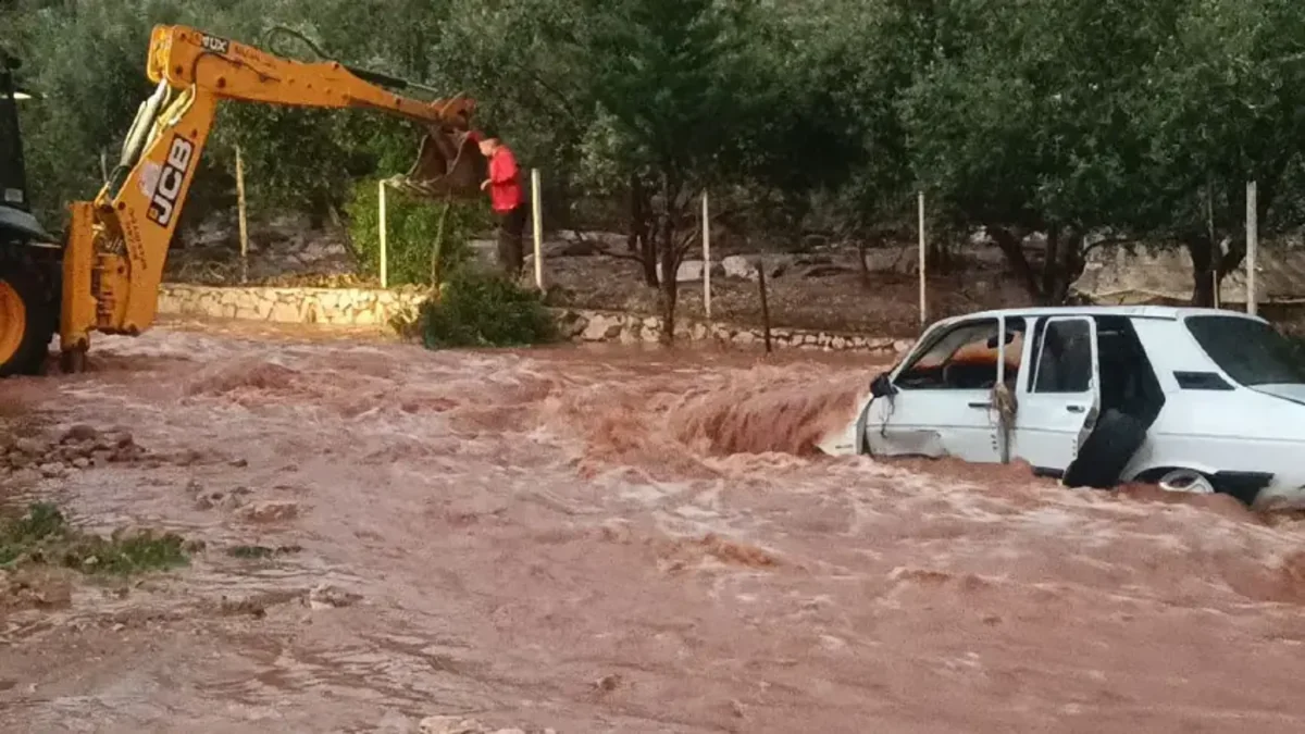 Adanada leysan yağışları daşqına səbəb olub, ölən var