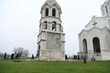Xarici diplomatlar Şuşada Qazançı kilsəsinə baş çəkib