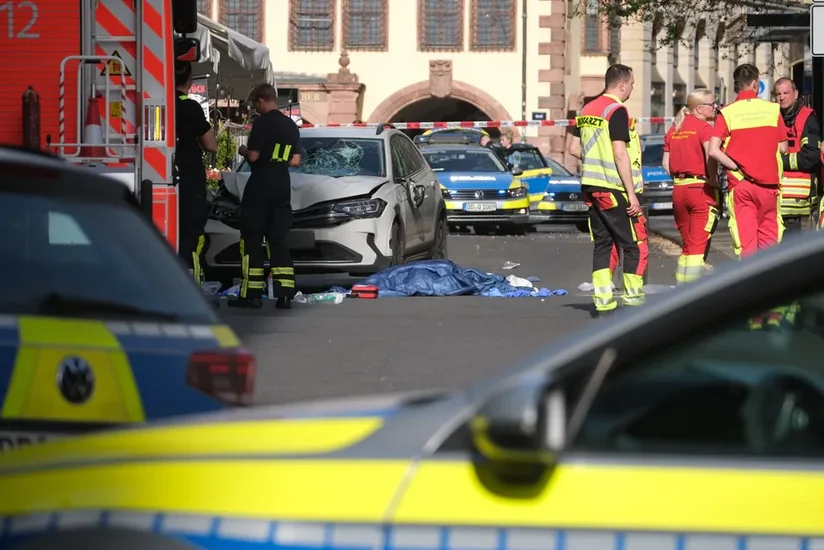 Не менее двух человек погибли при наезде автомобиля в Германии