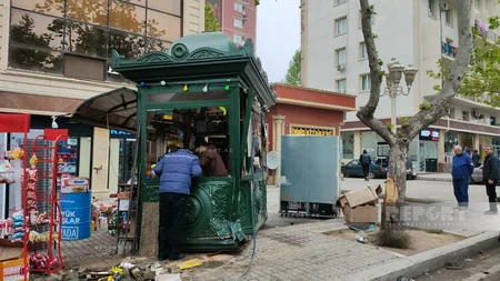 Gəncədə avtoqəza: təmizlik işçisi avtomobillə köşk arasında sıxılaraq ölüb