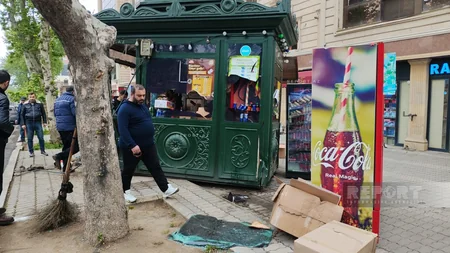 Gəncədə avtoqəza: təmizlik işçisi avtomobillə köşk arasında sıxılaraq ölüb